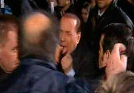 BerlusconigolpeadoconunaestatuillaFotoPeriodistasporelmundo