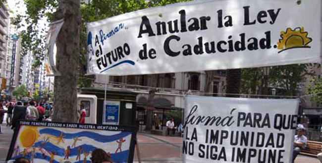UnaPlazadeMontevideocartelesdeprotestaFotoRadioHolandesa