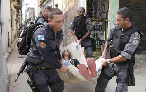 Favelas_ocupadas_foto_4_herido
