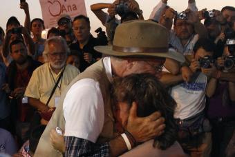 JavierSiciliaabrazaaLuzMaraDvilaFotoTomsBravoReuters