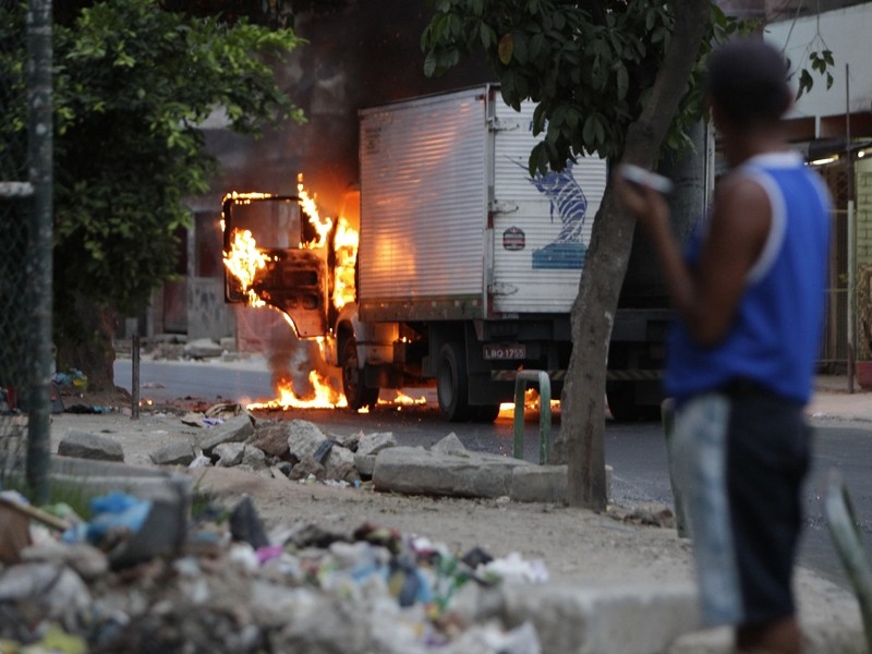 foto_5_tanques_en_favelas_camin_en_llamas